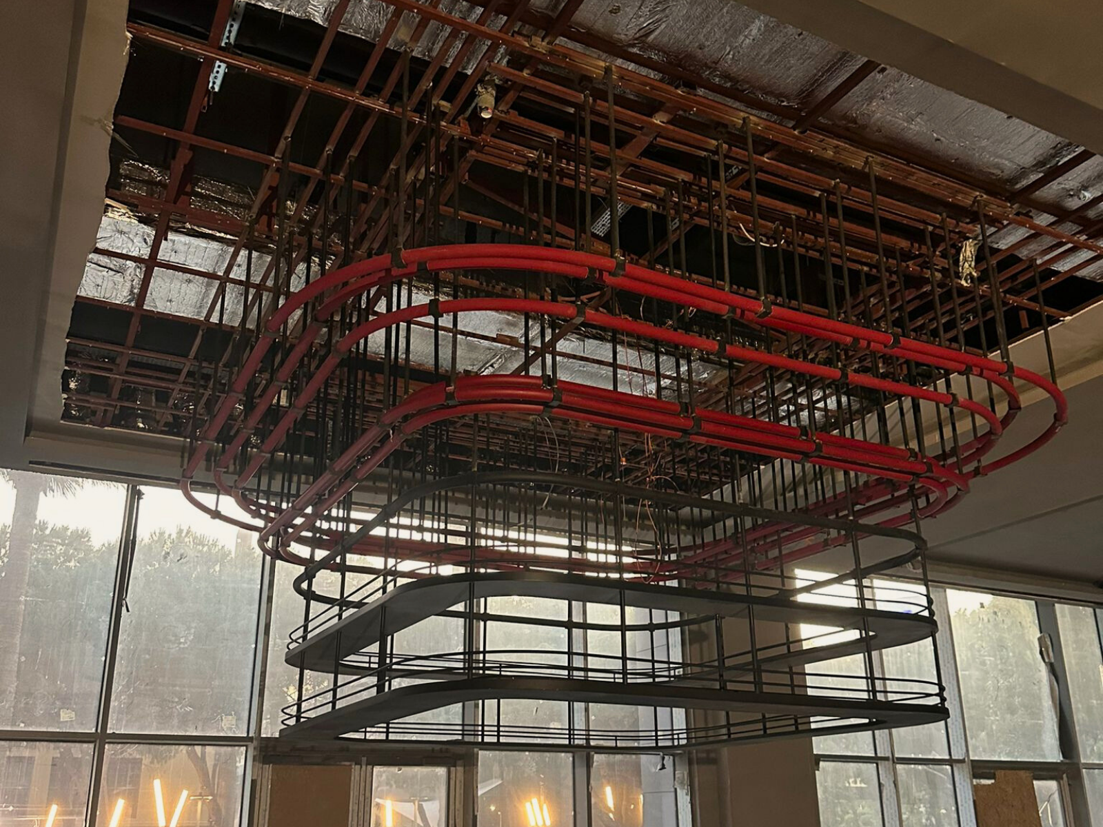Üç katmanlı metal bar raf sistemi – üstten görünüm