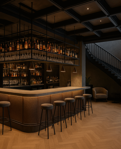 Lüks bir lounge alanında, özel üretim metal bar tasarımı ve siyah metal korkuluklarla çevrili modern iç mekan. Ahşap zemin, ambiyans aydınlatmaları ve zarif dekorasyon detaylarıyla İzmir'deki bir projeye ait Asafoğlu Metal imzası taşıyan iç mimari uygulama.